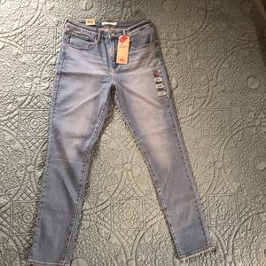 NWT Levi’s 721 high-rise skinny jeans.